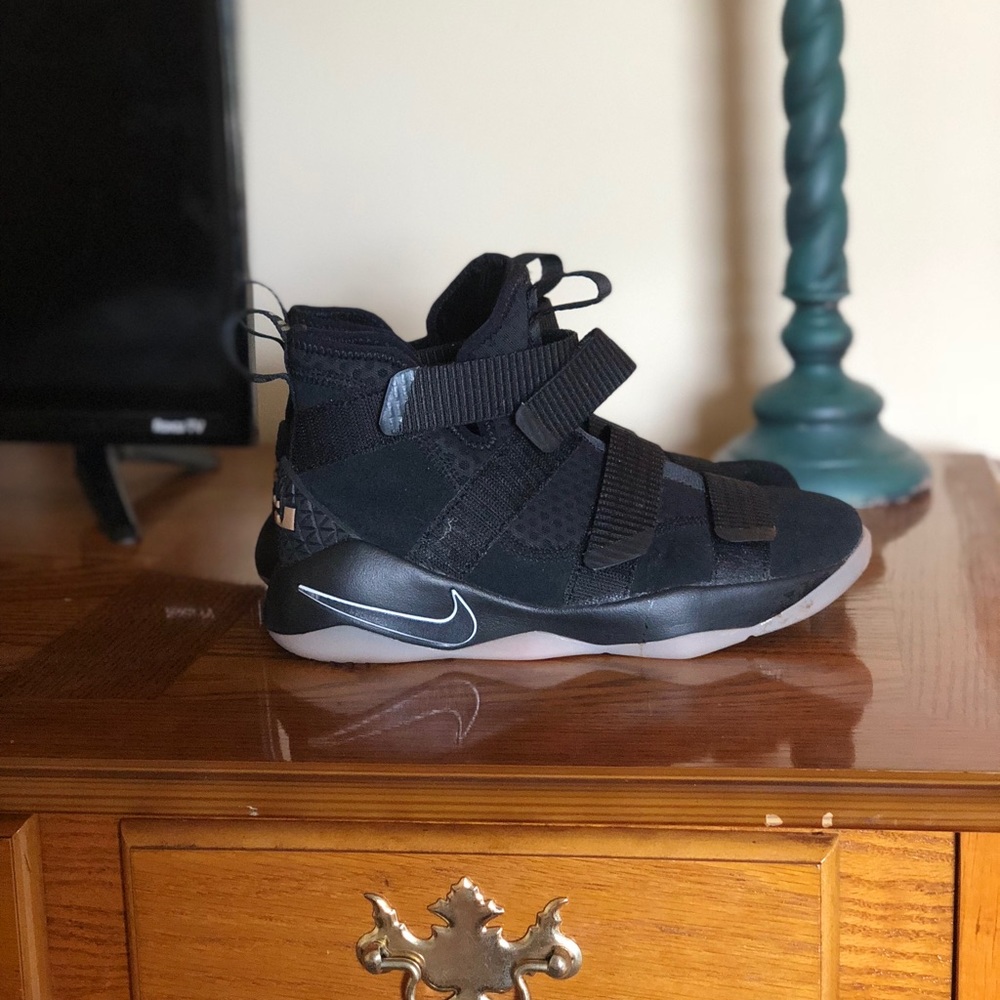 Boys 4Y Black Nike Lebron Soldiers